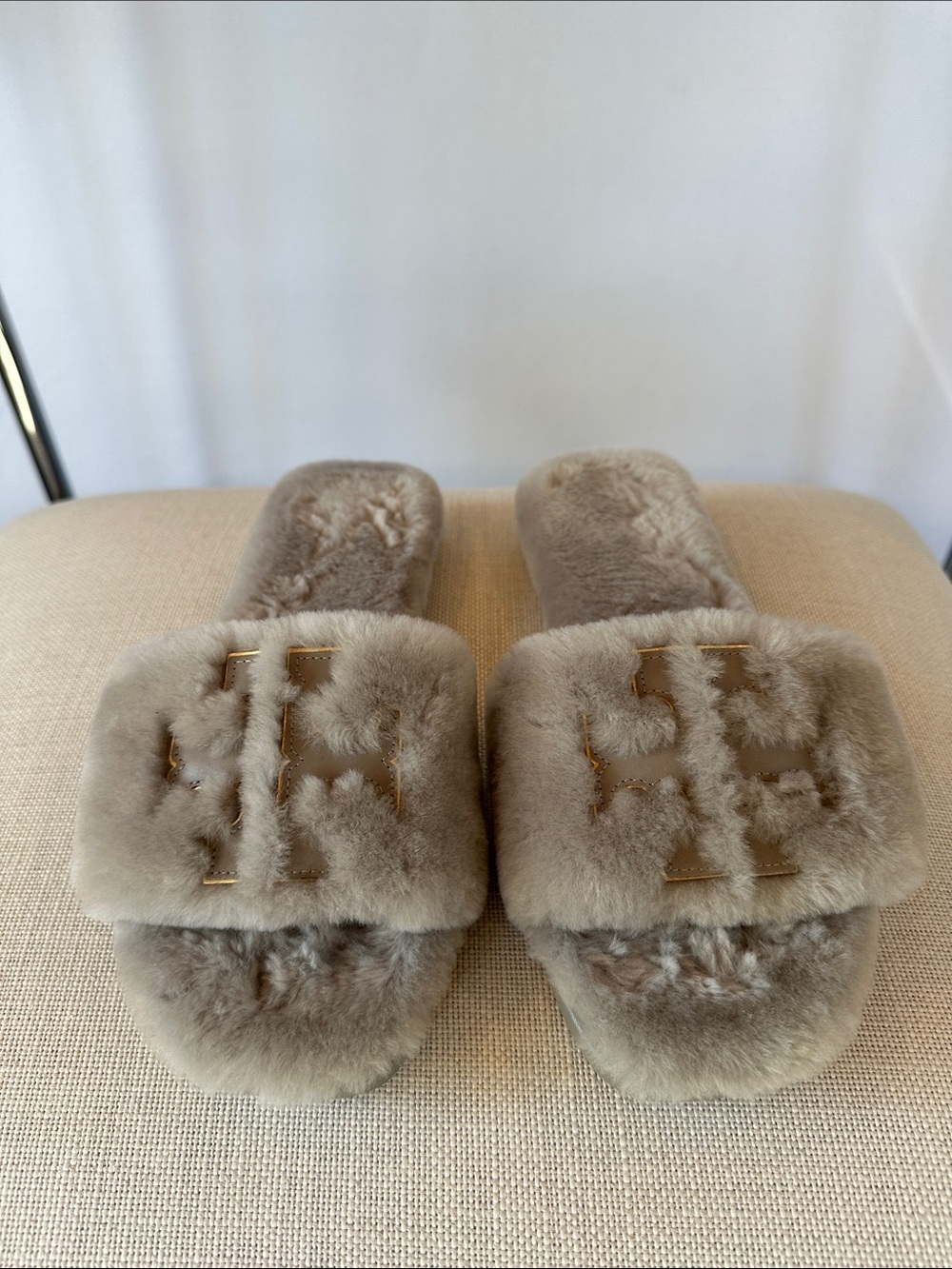 Tory Burch Double T Shearling Slide in Gray Heron/Gold Size 9.5 Style No. 83484